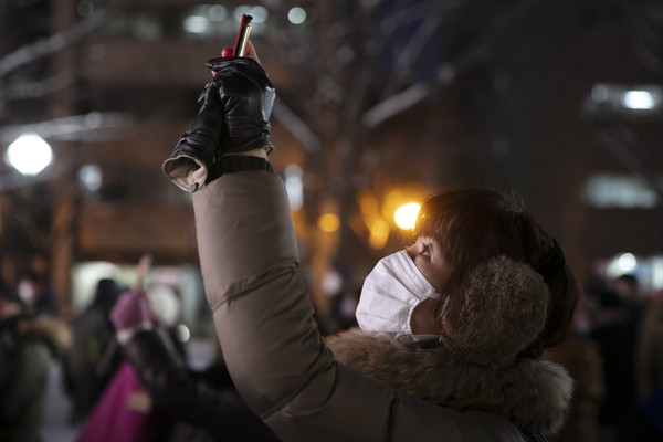 ▲▼日本北海道,2020札幌雪祭，民眾戴著口罩外出欣賞。武漢肺炎（圖／達志影像／美聯社）
