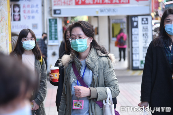▲防範武漢肺炎傳染，台北市民眾戴口罩通勤。（圖／記者林敬旻攝）