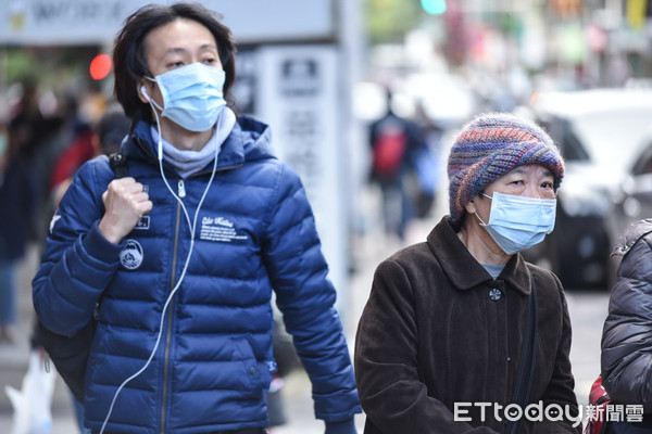 ▲防範武漢肺炎傳染，台北市民眾戴口罩通勤。（圖／記者林敬旻攝）