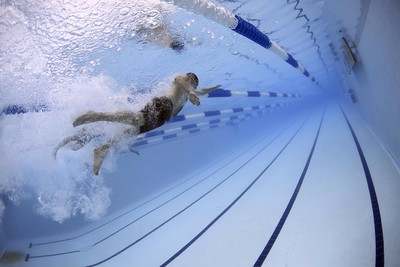 上海大學50m游泳「改線上筆試」　遭網無情嘲笑：游泳沒碰一滴水