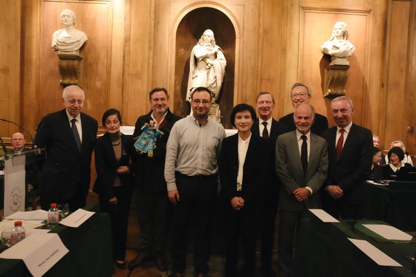 ▲▼ 前排左起為法蘭西學院人文政治科學院終身秘書皮特(Jean-Robert Pitte)、巴斯蒂(Marianne Bastid-Bruguière)院士、台原亞洲偶戲博物館館長羅斌(Robin Ruizendaal)先生、法語臺灣研究學會(AFET)吳傑弘理事長(Jérôme Soldani)、文化部鄭麗君部長、安德勒(Daniel Andler)院士、法國在台協會公孫孟主任。後排左起為德沃維(Pierre Delvolvé)院士、臺灣駐法國代表處吳志中大使。(圖/文化部提供) ▲▼ 前排左起為法蘭西學院人文政治科學院終身秘書皮特(Jean-Robert Pitte)、巴斯蒂(Marianne Bastid-Bruguière)院士、台原亞洲偶戲博物館館長羅斌(Robin Ruizendaal)先生、法語臺灣研究學會(AFET)吳傑弘理事長(Jérôme Soldani)、文化部鄭麗君部長、安德勒(Daniel Andler)院士、法國在台協會公孫孟主任。後排左起為德沃維(Pierre Delvolvé)院士、臺灣駐法國代表處吳志中大使。(圖/文化部提供)