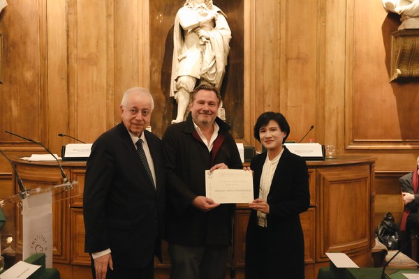 ▲▼ 左起為法蘭西學院人文政治科學院終身秘書皮特(Jean-Robert Pitte)、「臺法文化獎」獲獎者台原亞洲偶戲博物館館長羅斌(Robin Ruizendaal)、文化部鄭麗君部長。(圖/文化部提供) ▲▼ 左起為法蘭西學院人文政治科學院終身秘書皮特(Jean-Robert Pitte)、「臺法文化獎」獲獎者台原亞洲偶戲博物館館長羅斌(Robin Ruizendaal)、文化部鄭麗君部長。(圖/文化部提供)