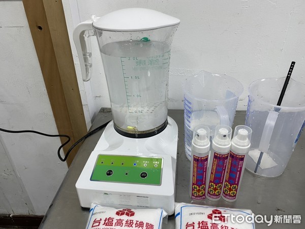 ▲調配次氯胺酸消毒液原料。(圖/記者唐詠絮翻攝) ▲調配次氯胺酸消毒液原料。(圖/記者唐詠絮翻攝)
