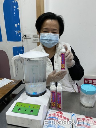 ▲議員張雪如正在製造趕工中。(圖/記者唐詠絮翻攝) ▲議員張雪如正在製造趕工中。(圖/記者唐詠絮翻攝)