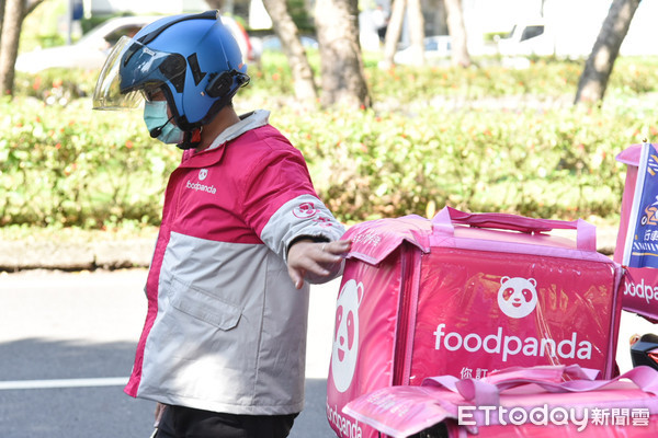 ▲台北市美食外送司機產業工會籌備會，food panda熊貓外送員抗議。（圖／記者林敬旻攝）