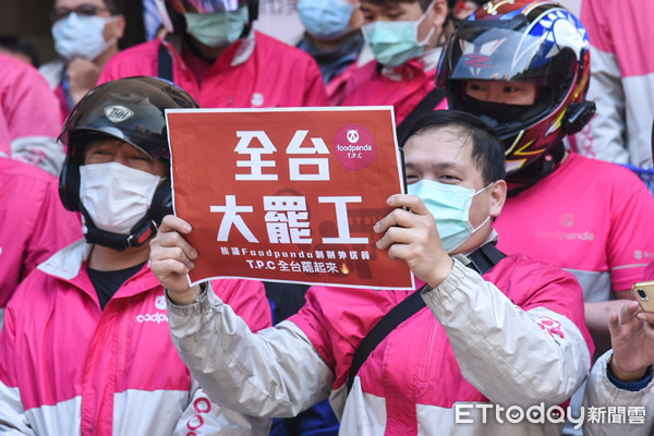 ▲台北市美食外送司機產業工會籌備會，food panda熊貓外送員抗議。（圖／記者林敬旻攝）