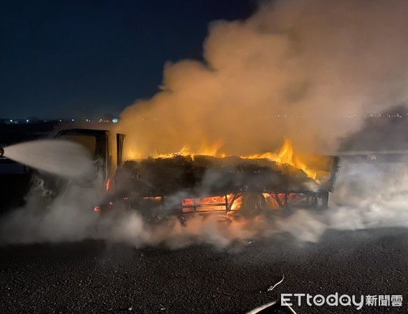 ▲▼驚悚畫面曝光！「乾洗手」突起火...雲林貨車遭火舌吞噬　深夜燒成廢鐵。（圖／記者李忠憲翻攝）