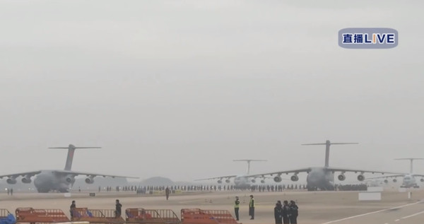 ▲運-20等多架運輸機抵達武漢。（圖／翻攝自觀察者網）