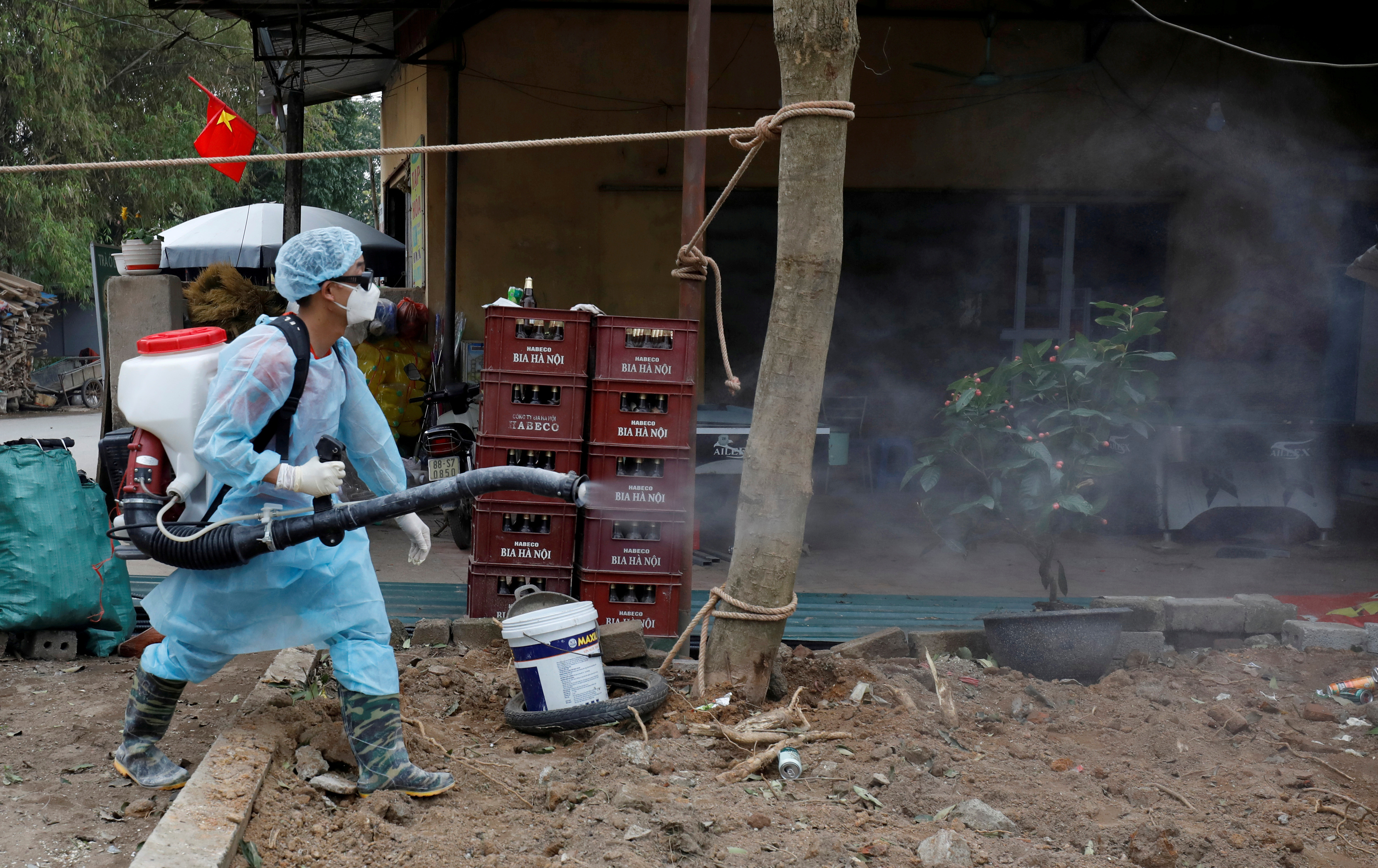 ▲▼新冠肺炎/越南北部永福省一名醫療人員進行消毒。(圖/路透) ▲▼新冠肺炎/越南北部永福省一名醫療人員進行消毒。(圖/路透)