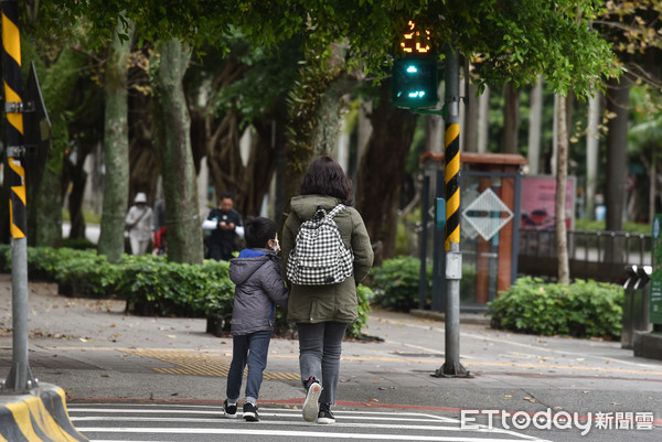 ▲▼行人,路人,口罩,流感,防疫,小朋友,小孩,兒童,家長,親子,假日,休憩,兒童安全,散步,出遊,過馬路,行人穿越道。（圖／記者李毓康攝）