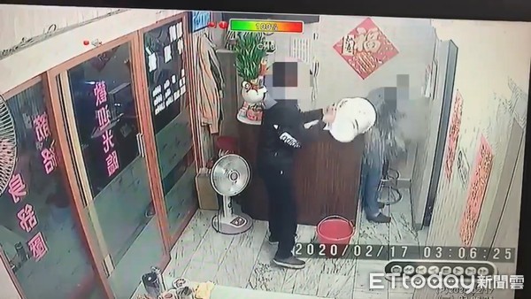 ▲▼紅白水桶潑店員汽油逼「不能報警」，畫面曝光。（圖／記者陳豐德翻攝）