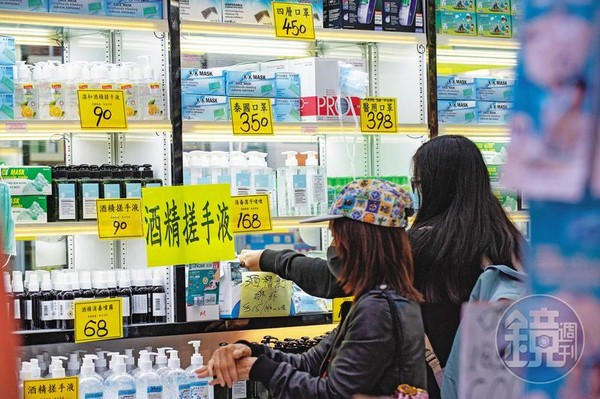 香港政府對口罩未採取管制措施，導致口罩價格奇貨可居，價格翻漲至少7倍。