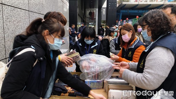 ▲大安警方聯合行政執行署人員聯手掃蕩東區非法攤商。（圖／記者張君豪翻攝）