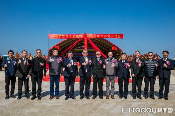 長榮國際儲運大園倉儲物流園區舉行動土典禮，由長榮國際儲運陳義忠董事長(左六)主持，長榮國際儲運林晁榮總經理(右六)，以及桃園市鄭文燦市長(左五)等貴賓共同參與。（圖／榮運提供）