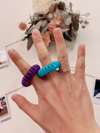 ▲一開始用來求婚的紫色的髮圈，跟戒指差不多大小。（圖／翻攝自永康曾咖郎）