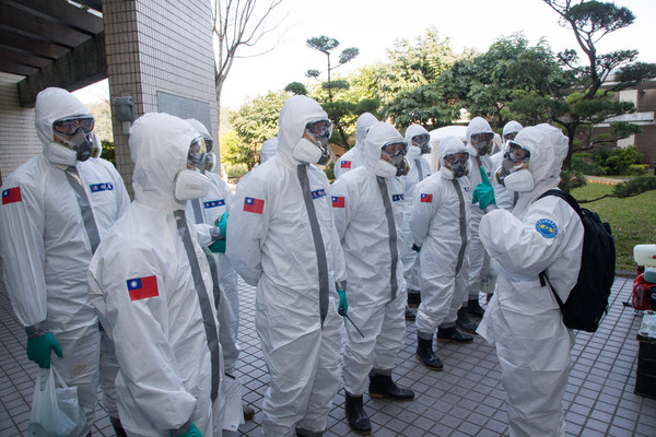 ▲▼國軍33化學兵群赴武漢台商隔離所進行消毒。（圖／國防部提供）