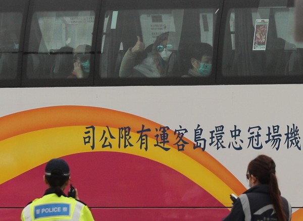 ▲鑽石公主號上的香港乘客搭乘包機返回香港。（圖／香港01授權提供，下同）
