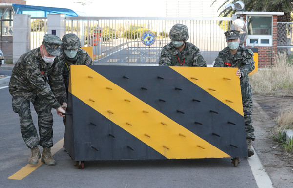 ▲南韓陸戰隊員在營區外放置路障。（圖／路透）