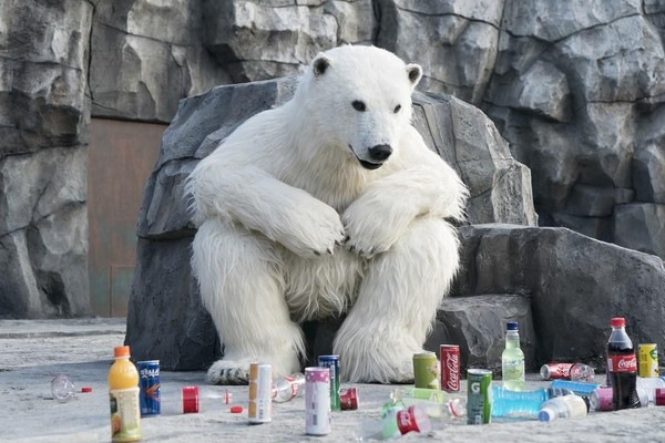 一隻會喝可樂的北極熊，讓《超「人」氣動物園》中瀕臨倒閉的動物園一夕暴紅。（車庫娛樂提供）