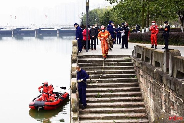 ▲▼媽怕傳染家人「離家出走」　失蹤10天後「遺體卡在水閘下」。（圖／翻攝紅星新聞）