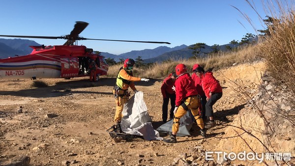 ▲消防局表示，24日上午8時07分許直升機已把遺體吊掛成功離場。