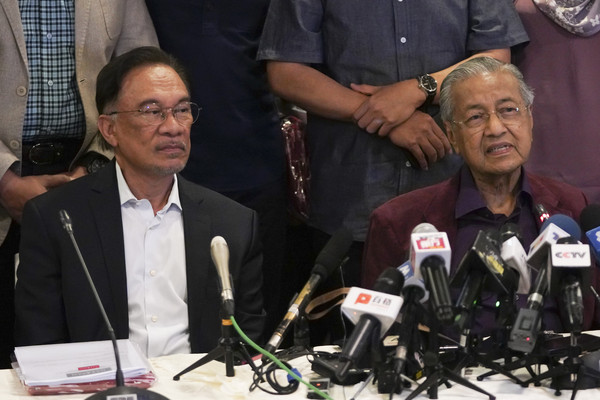 ▲▼馬來西亞首相馬哈迪（右）與人民公正黨實權領袖安華（左）。（圖／達志影像／美聯社）