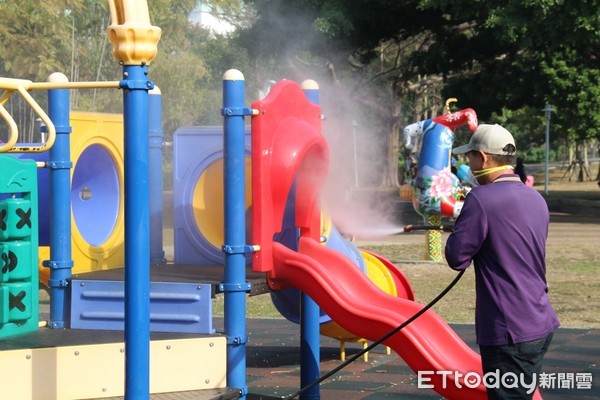 ▲屏東市公所全面針對轄內公園兒童遊憩設施及體適能設施，進行全面噴藥消毒。            。（圖／記者陳崑福翻攝）