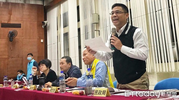 ▲ 落實行動治理走訪土城區里長座談 侯友宜發「居家防疫關懷包」。（圖／新北市民政局提供）