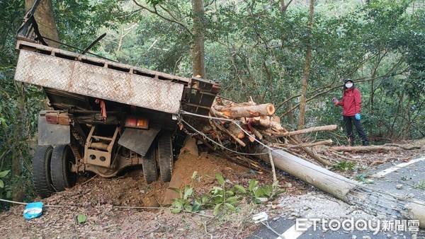 ▲▼鐵牛車下坡衝撞電桿！　男子彈飛摔20公尺「雙腿斷肢」慘死。（圖／地方中心翻攝）