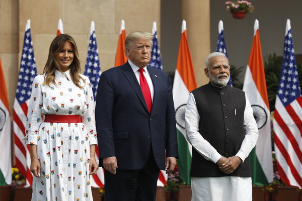 ▲美國總統川普、第一夫人梅蘭妮雅正式訪問印度，右為印度總理莫迪（Narendra Modi）。（圖／達志影像／美聯社）