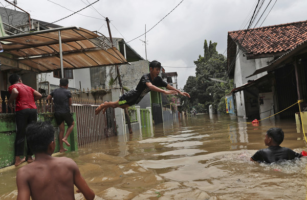 ▲印尼雅加達暴雨，道路遭洪水癱瘓。（圖／達志影像／美聯社）