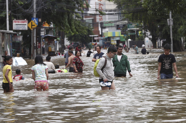 ▲▼印尼雅加達暴雨再釀災，道路遭洪水癱瘓。（圖／達志影像／美聯社）
