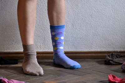 短襪不流行了？他點出街上「長襪已是穿搭配件」　不解問：隱形的會很俗嗎？