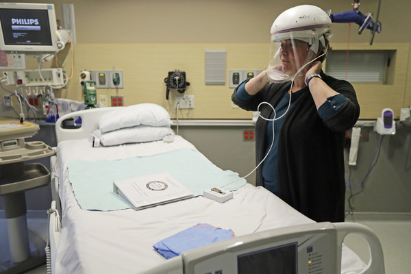 ▲▼新冠肺炎／美國／華盛頓州一名護理人員示範如何戴上面罩。（圖／達志影像／美聯社）