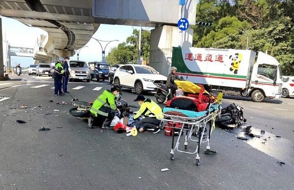 謝姓男子昨駕貨車行經淡水，違規左轉撞上3輛機車，造成一死二傷。