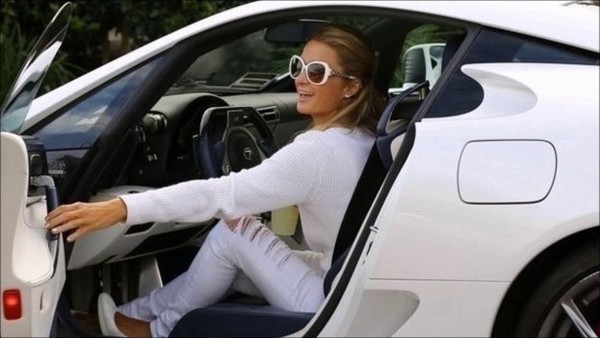 ▲芭黎絲・希爾頓（Paris Hilton）拍賣2012 Lexus LFA跑車。（圖／翻攝自Marshall Goldman）