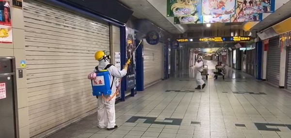 ▲台北地下街進行消毒。（圖／翻攝自台北地下街合作社消毒影片）