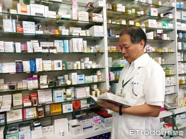 ▲新冠肺炎疫情衍生社區健保藥局缺藥問題,讓慢性病連續處方箋領不到藥,可能再回醫院而增加被感染風險。(圖/記者林悅翻攝,下同) ▲新冠肺炎疫情衍生社區健保藥局缺藥問題,讓慢性病連續處方箋領不到藥,可能再回醫院而增加被感染風險。(圖/記者林悅翻攝,下同)