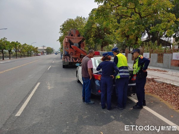 ▲台南市白河分局執行取締砂石車專案勤務,共計舉發砂石車違規超載3件、查獲竊盜通緝犯1名。(圖/記者林悅翻攝,下同) ▲台南市白河分局執行取締砂石車專案勤務,共計舉發砂石車違規超載3件、查獲竊盜通緝犯1名。(圖/記者林悅翻攝,下同)