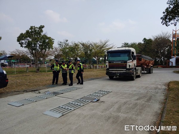 ▲台南市白河分局執行取締砂石車專案勤務,共計舉發砂石車違規超載3件、查獲竊盜通緝犯1名。(圖/記者林悅翻攝,下同) ▲台南市白河分局執行取締砂石車專案勤務,共計舉發砂石車違規超載3件、查獲竊盜通緝犯1名。(圖/記者林悅翻攝,下同)