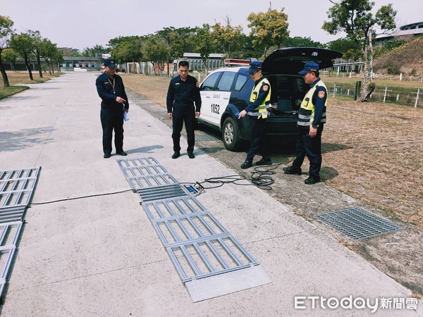 ▲台南市白河分局執行取締砂石車專案勤務,共計舉發砂石車違規超載3件、查獲竊盜通緝犯1名。(圖/記者林悅翻攝,下同) ▲台南市白河分局執行取締砂石車專案勤務,共計舉發砂石車違規超載3件、查獲竊盜通緝犯1名。(圖/記者林悅翻攝,下同)