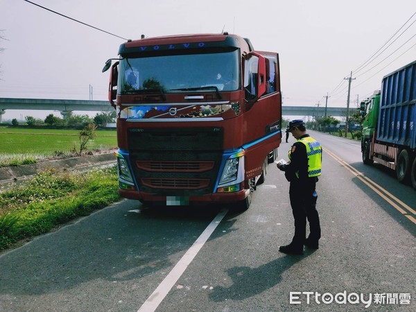 ▲台南市白河分局執行取締砂石車專案勤務,共計舉發砂石車違規超載3件、查獲竊盜通緝犯1名。(圖/記者林悅翻攝,下同) ▲台南市白河分局執行取締砂石車專案勤務,共計舉發砂石車違規超載3件、查獲竊盜通緝犯1名。(圖/記者林悅翻攝,下同)