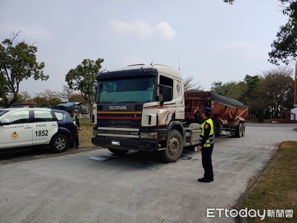▲台南市白河分局執行取締砂石車專案勤務,共計舉發砂石車違規超載3件、查獲竊盜通緝犯1名。(圖/記者林悅翻攝,下同) ▲台南市白河分局執行取締砂石車專案勤務,共計舉發砂石車違規超載3件、查獲竊盜通緝犯1名。(圖/記者林悅翻攝,下同)
