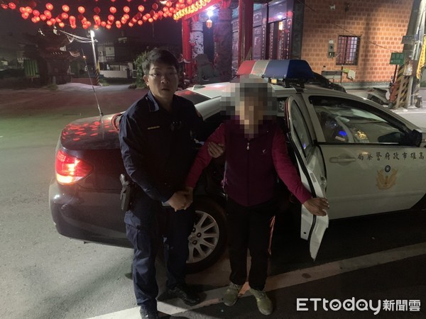 ▲▼ 彌陀林姓阿嬤騎腳踏車失控撞路樹衝到樹叢中還好遇到路過員警將她順利救出 。(圖/記者翁進忠攝) ▲▼ 彌陀林姓阿嬤騎腳踏車失控撞路樹衝到樹叢中還好遇到路過員警將她順利救出 。(圖/記者翁進忠攝)