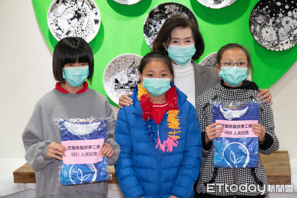 ▲▼新生小5林婕妤(上圖右2)幸運成為宜蘭國中「職探夢工廠」體驗第5千人。(圖/記者游芳男翻攝,下同) ▲▼新生小5林婕妤(上圖右2)幸運成為宜蘭國中「職探夢工廠」體驗第5千人。(圖/記者游芳男翻攝,下同)