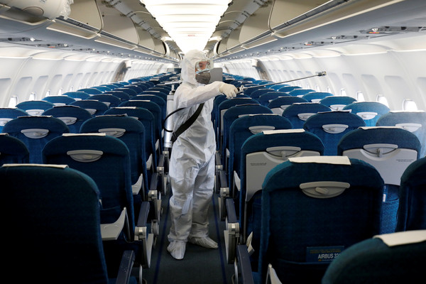 ▲▼越南航空一名員工在機上消毒，藉此防範新冠肺炎（COVID-19）疫情。（圖／路透）