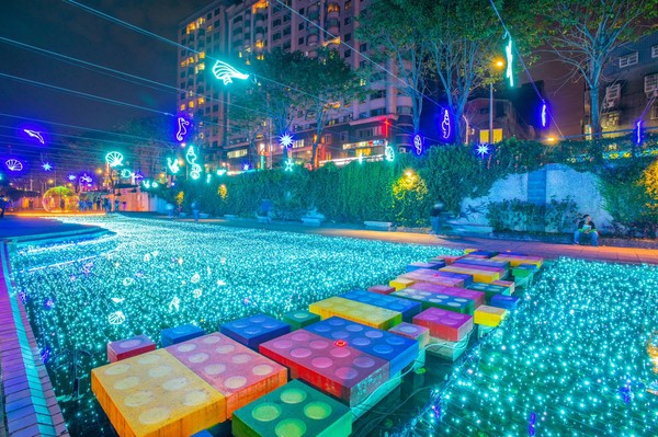 ▲中港大排「藍調中港光雕秀」。(圖/新北市政府水利局提供) ▲中港大排「藍調中港光雕秀」。(圖/新北市政府水利局提供)