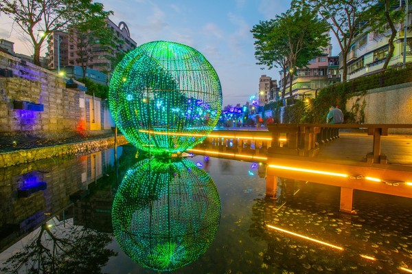 ▲中港大排「藍調中港光雕秀」。(圖/新北市政府水利局提供) ▲中港大排「藍調中港光雕秀」。(圖/新北市政府水利局提供)