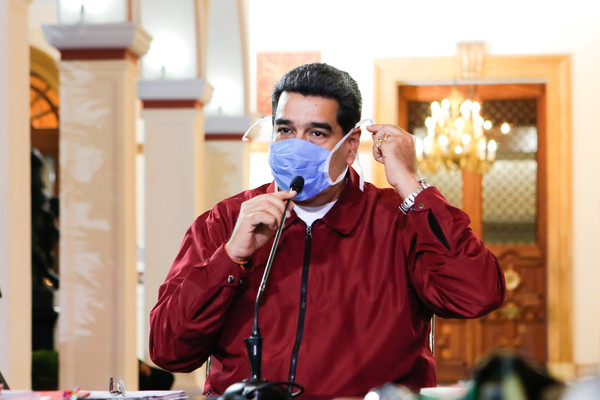▲委內瑞拉總統馬杜洛戴口罩發表演說。（圖／路透）
