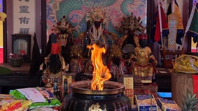 祖先無故發爐好幾天！清明掃墓驚見「祖墳燒焦發黑」　法師點破：內情不單純